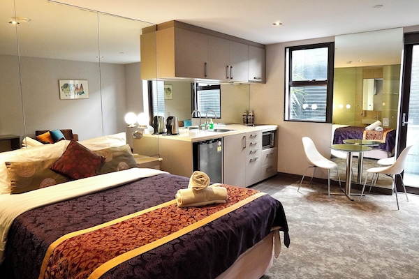 Deluxe Studio, 1 Queen Bed, Non Smoking, Kitchen