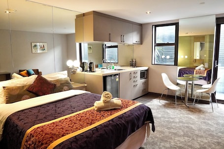Deluxe Studio, 1 Queen Bed, Non Smoking, Kitchen | 1 bedroom, pillowtop beds, desk, laptop workspace