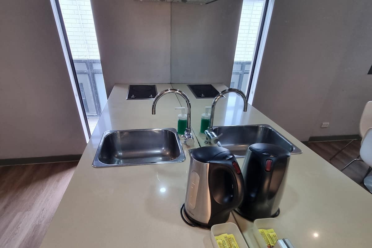 Surmatelas, bureau, chambres insonorisées, fer et planche à repasser