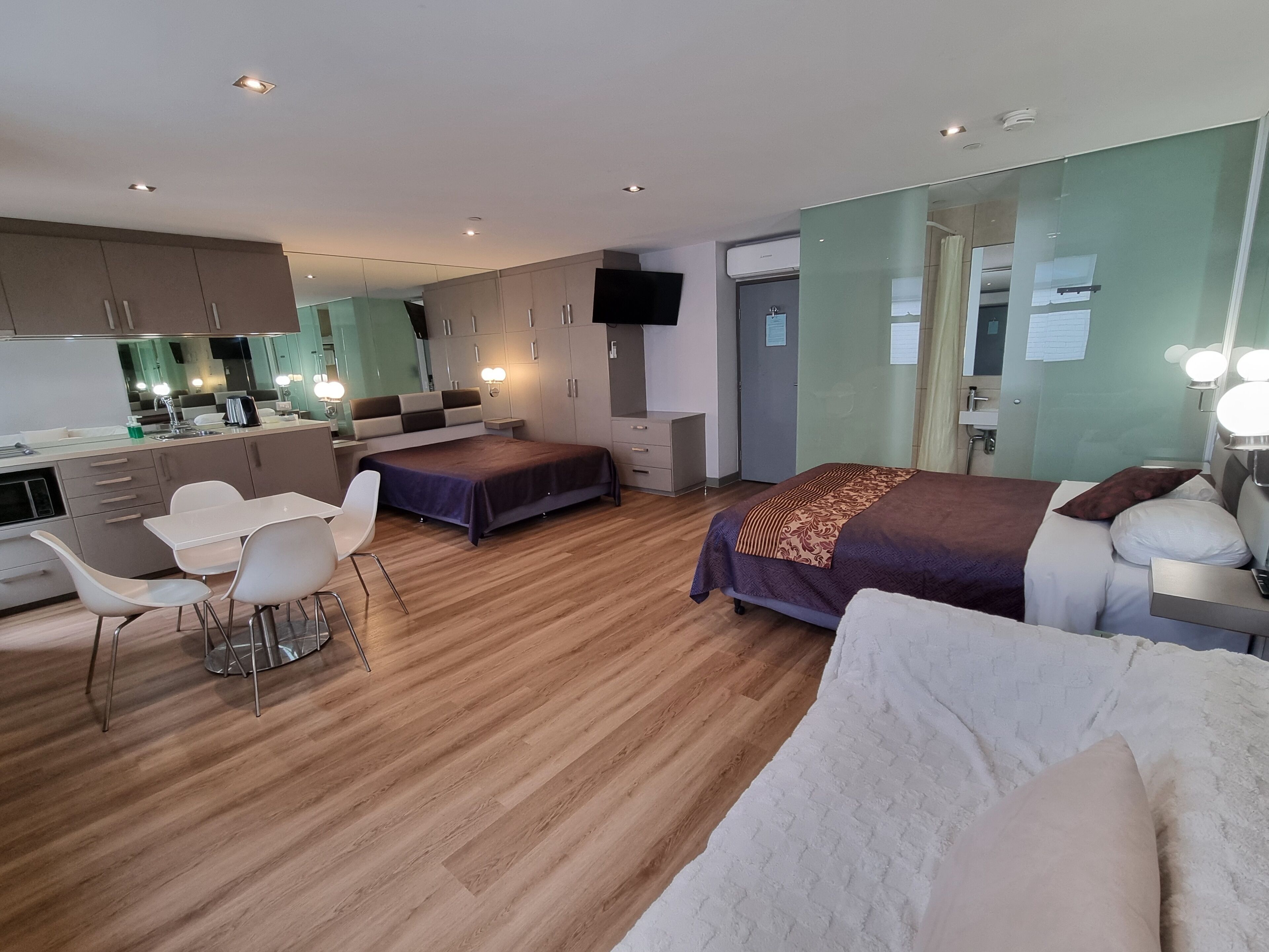 Estudio familiar, 2 camas Queen size, para no fumadores, cocina | Camas con pillow-top, escritorio y insonorización 