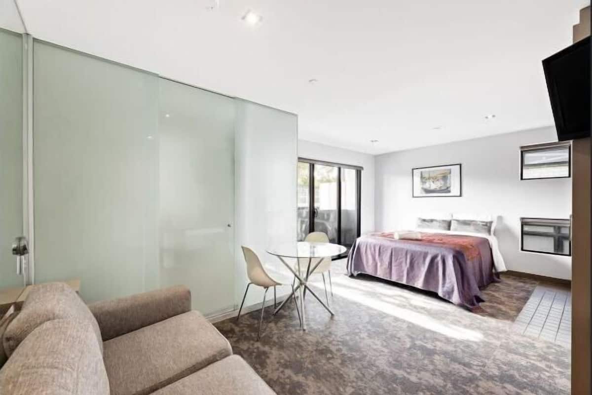 Surmatelas, bureau, chambres insonorisées, fer et planche à repasser