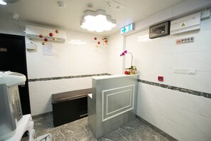 Zimmersafe, Bügeleisen/Bügelbrett, kostenloses WLAN, Bettwäsche