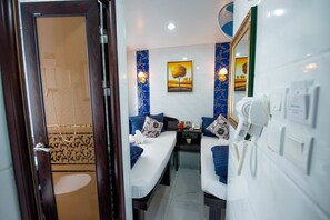 In-room safe, iron/ironing board, free WiFi, bed sheets - V Inn (Kowloon)