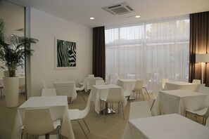 Café da manhã, almoço e jantar; culinária internacional 