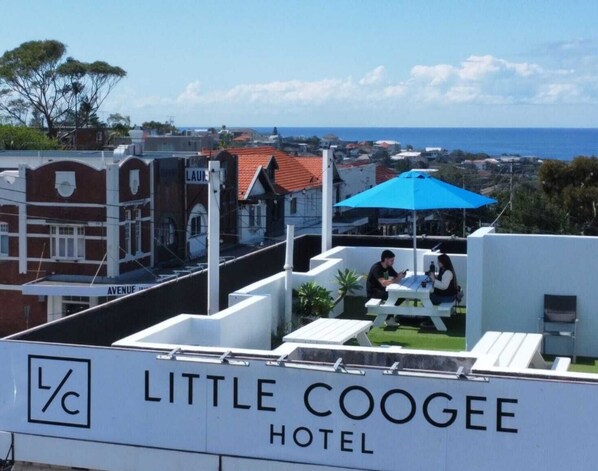 Un piccolo hotel a Coogee con vista sull'oceano.