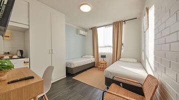 Meja, langsir/tirai gelap terus, seterika/papan seterika, Wi-fi percuma