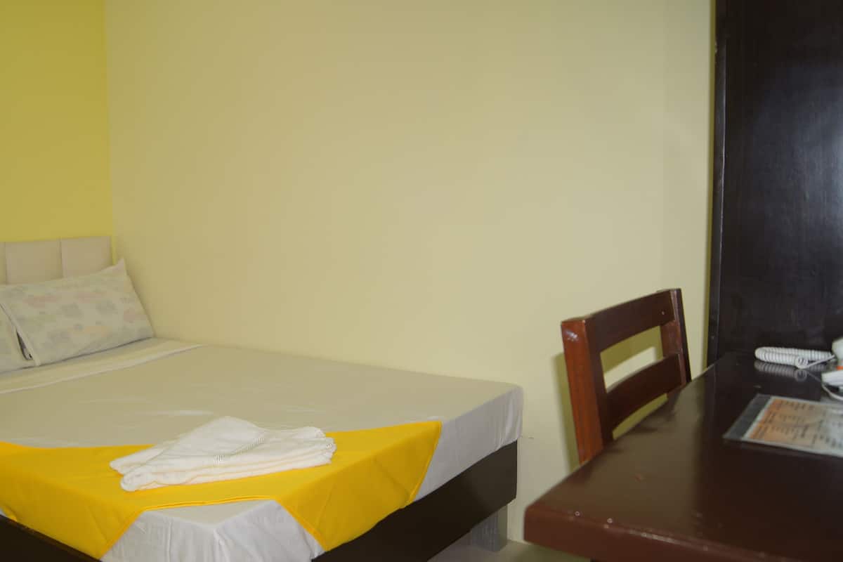 Budget Room | Desk, soundproofing, iron/ironing board (on request)