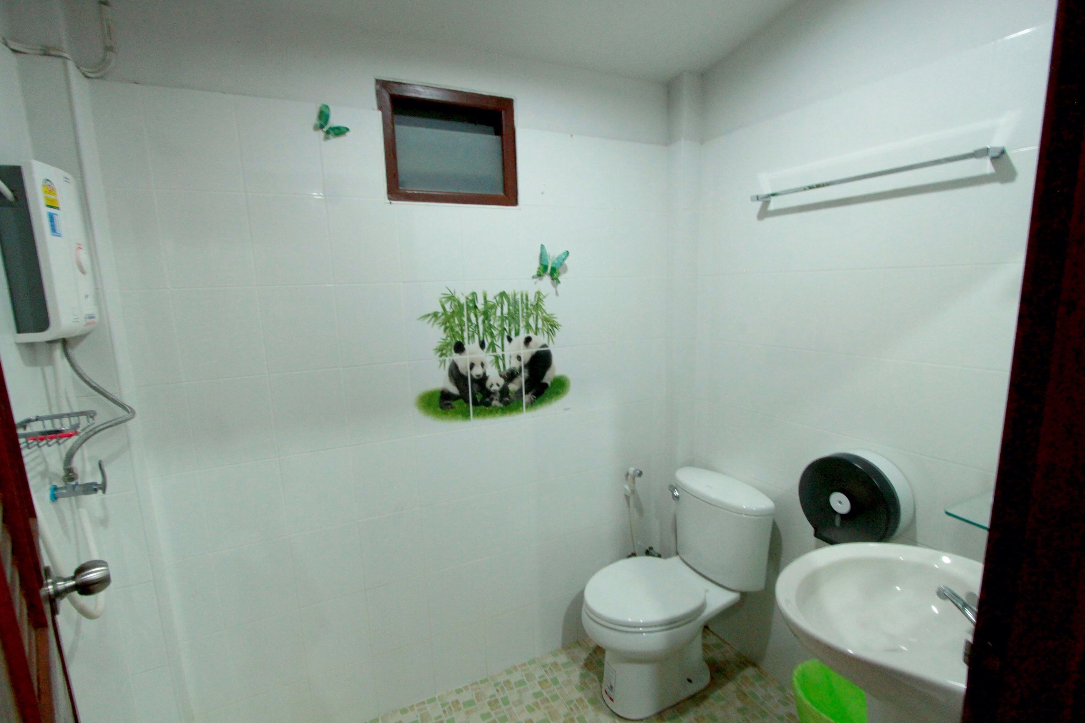 deluxe bungalow | bathroom | shower, free toiletries, towels