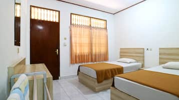 Standard Room with Fan | 办公桌、免费 WiFi