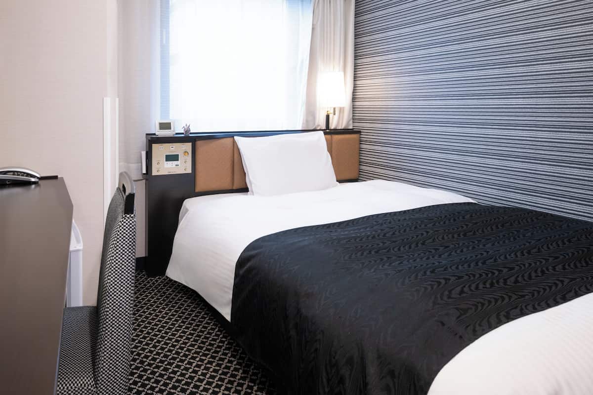 シングルルーム 禁煙 | 高級寝具、羽毛の掛け布団、デスク、ノートパソコン用作業スペース