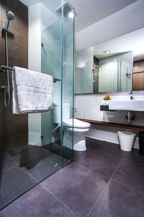 Shower, free toiletries, slippers, towels - Upscale Suites (Jakarta)