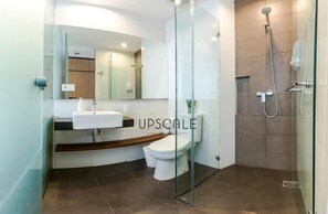 Chambre Exécutive, coin cuisine | Salle de bain | Douche, articles de toilette gratuits, chaussons, serviettes fournies