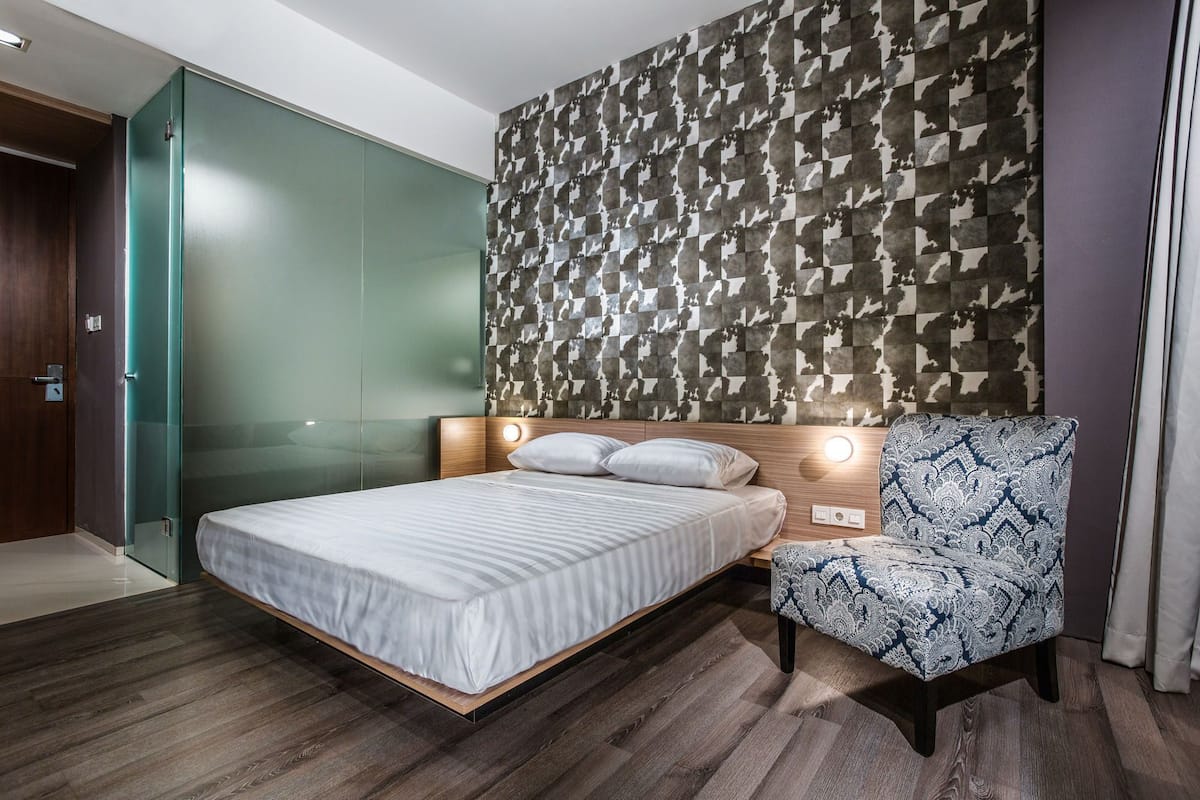 Escritorio, cortinas blackout, wifi gratis y ropa de cama