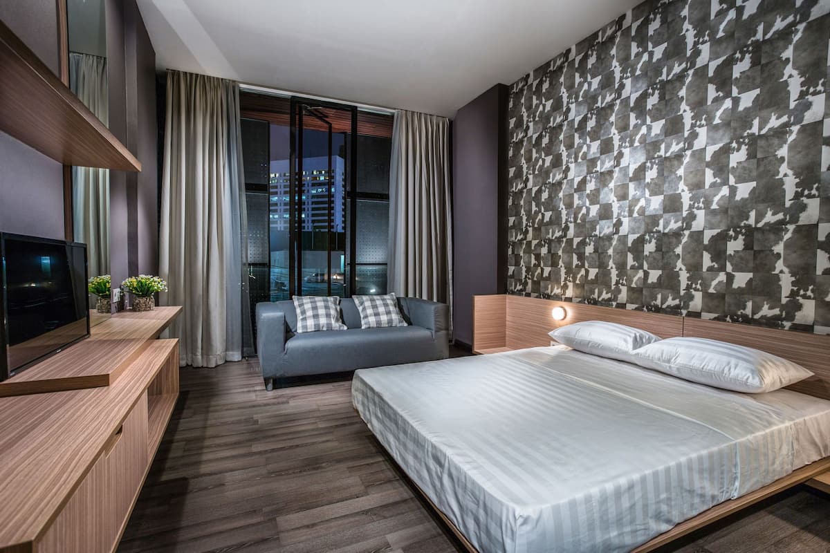 Escritorio, cortinas blackout, wifi gratis y ropa de cama