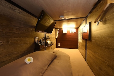 In-room safe, free WiFi, bed sheets