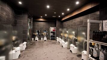 Bathtub dan shower terpisah dan perlengkapan mandi gratis