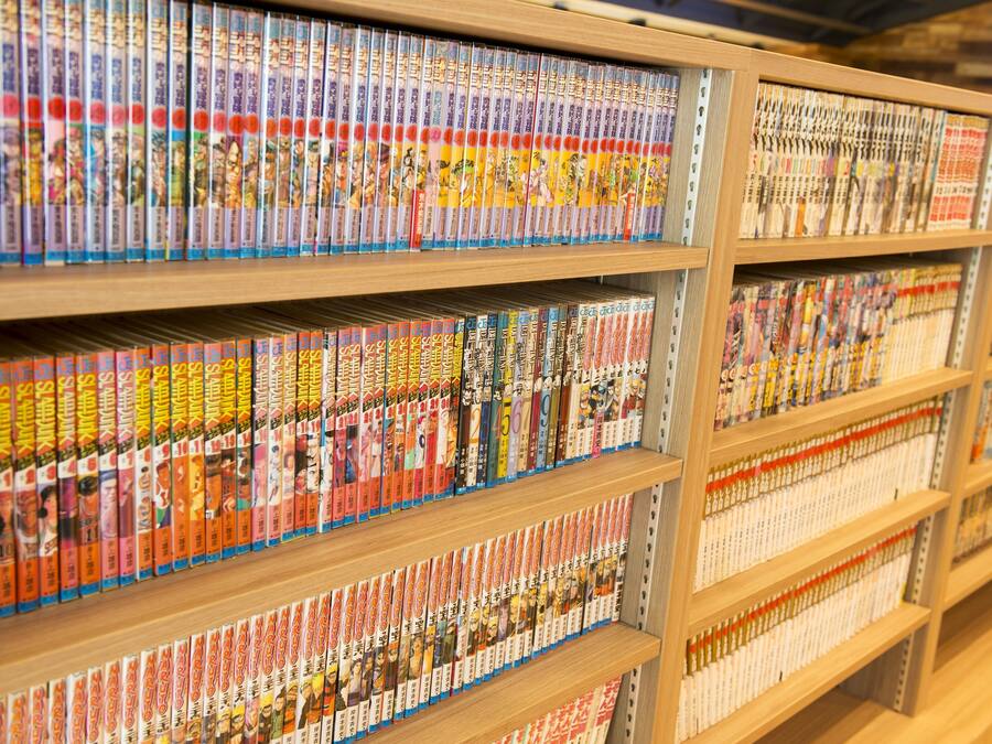 Una biblioteca con estanterías llenas de volúmenes de manga.