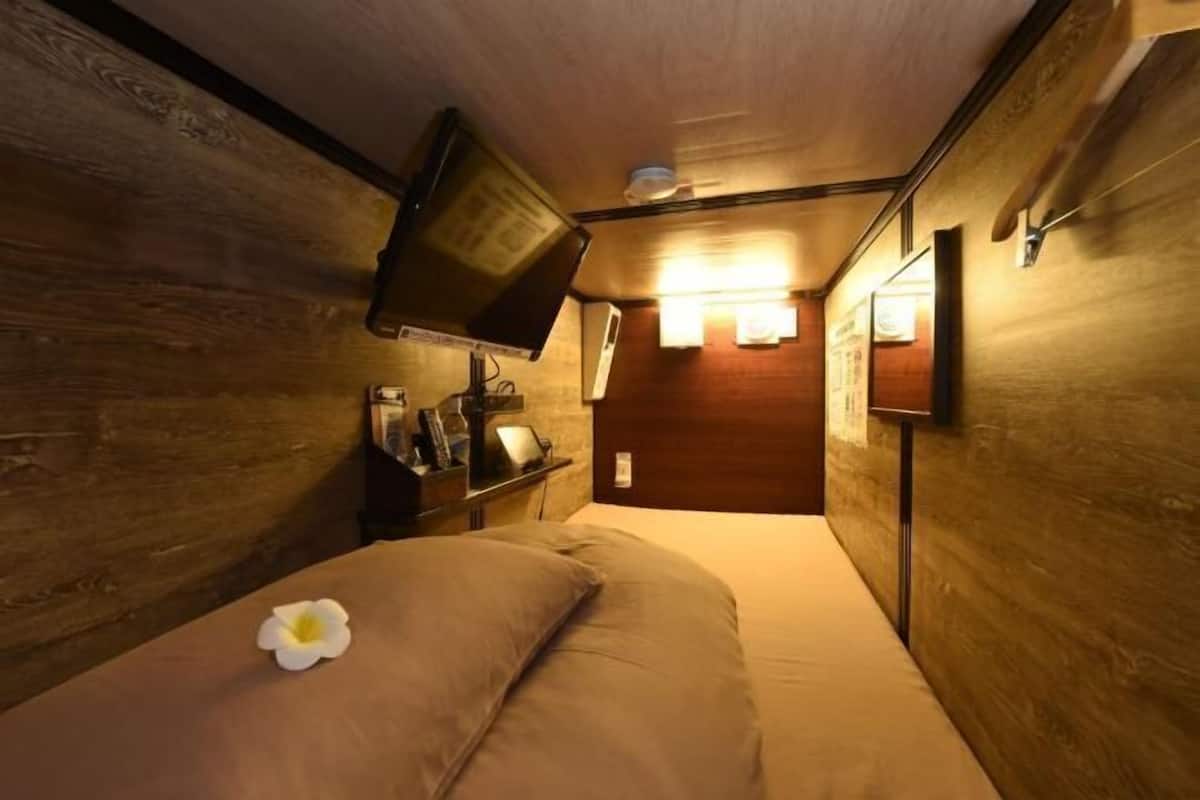 In-room safe, free WiFi, bed sheets