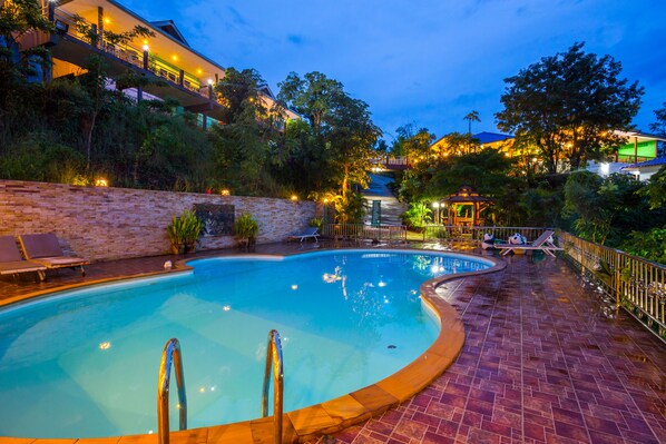 Outdoor pool, pool umbrellas, pool loungers - Star Hill Riverkwai Resort (Sai Yok)