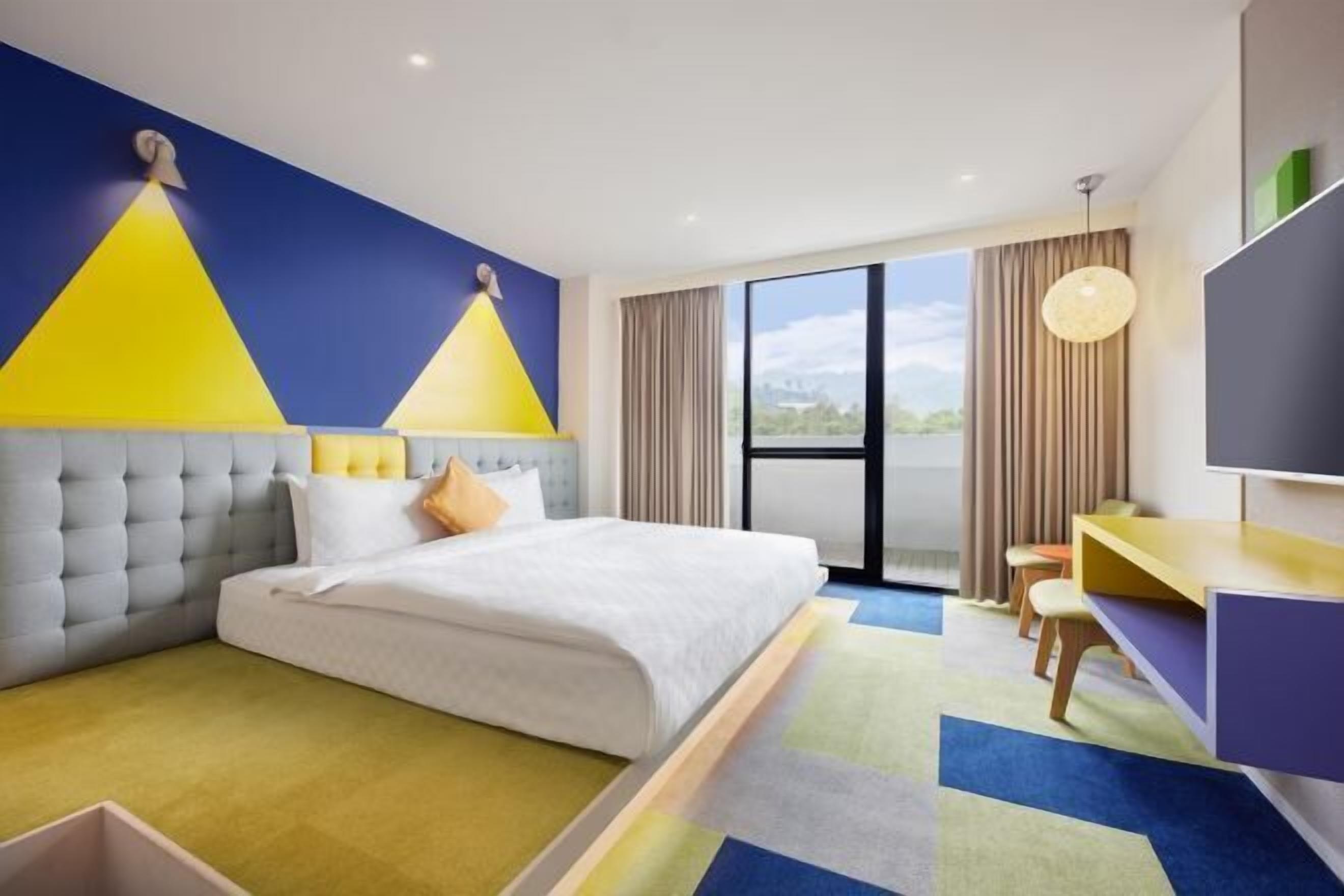 Desk, blackout curtains, soundproofing, free WiFi