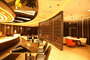 2 間餐廳，供應美國料理