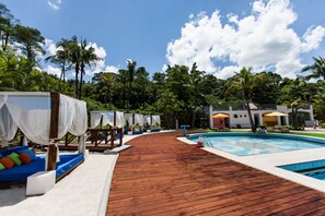 Kolam renang outdoor, dengan payung kolam renang dan kursi berjemur