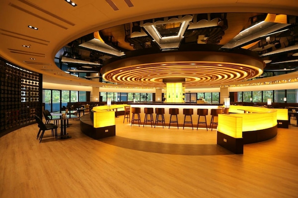 2 restaurants, American cuisine