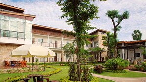 A courtyard with a dining area, outdoor seating, and a covered patio. - The Park Nangrong Resort (Nang Rong)