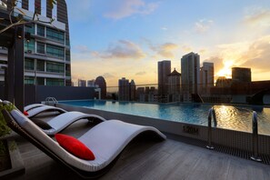Outdoor pool - Oakwood Studios Singapore (Singapore)
