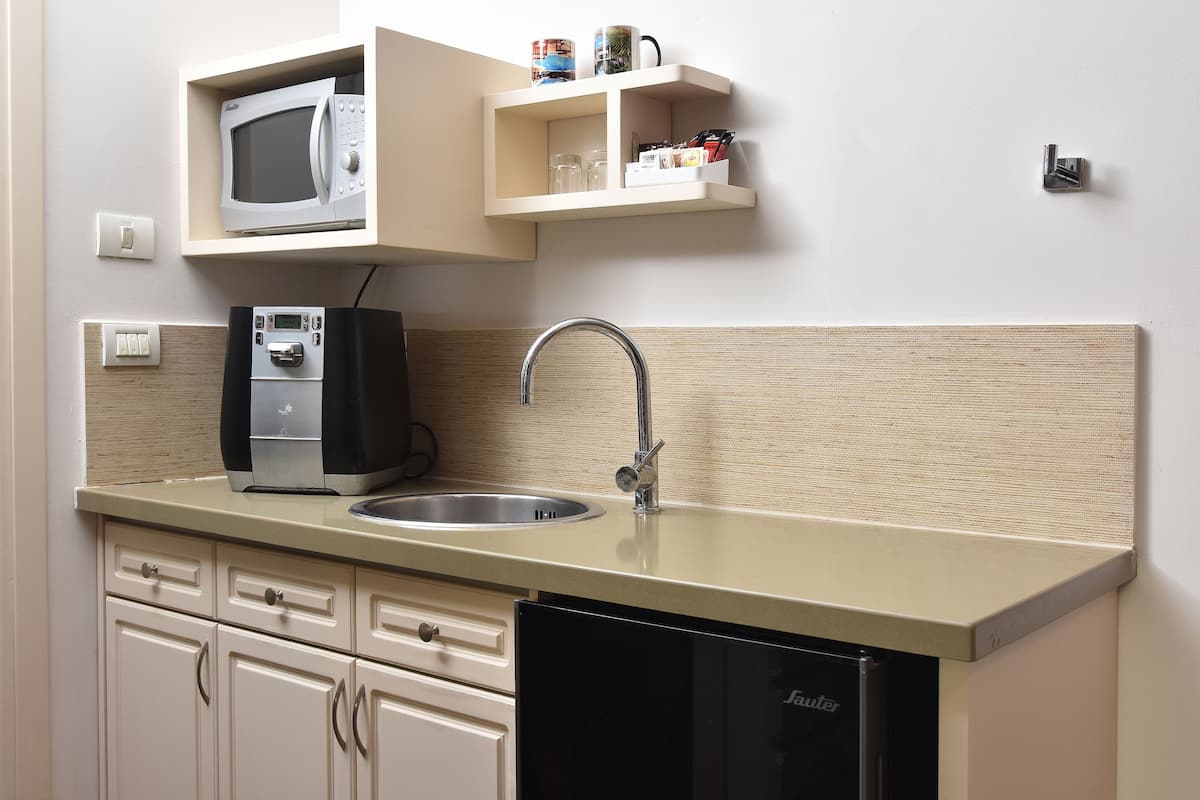 fridge, microwave, coffee/tea maker, cookware/dishes/utensils