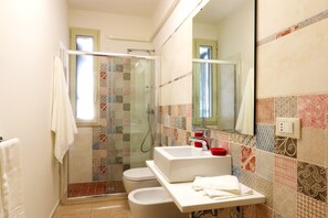Minibar, phòng cách âm, truy cập Internet không dây miễn phí
