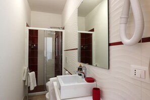 Đồ dùng nhà tắm miễn phí, máy sấy tóc, chậu vệ sinh/vòi rửa