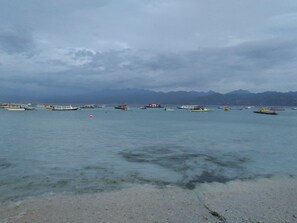 Una playa cerca, arena blanca, buceo
