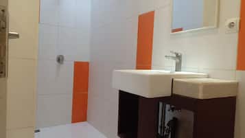 Regadera, amenidades de baño gratuitas, toallas, jabón