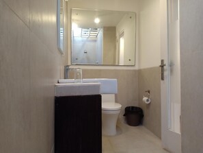 Ducha, artículos de tocador gratuitos, toallas, jabón