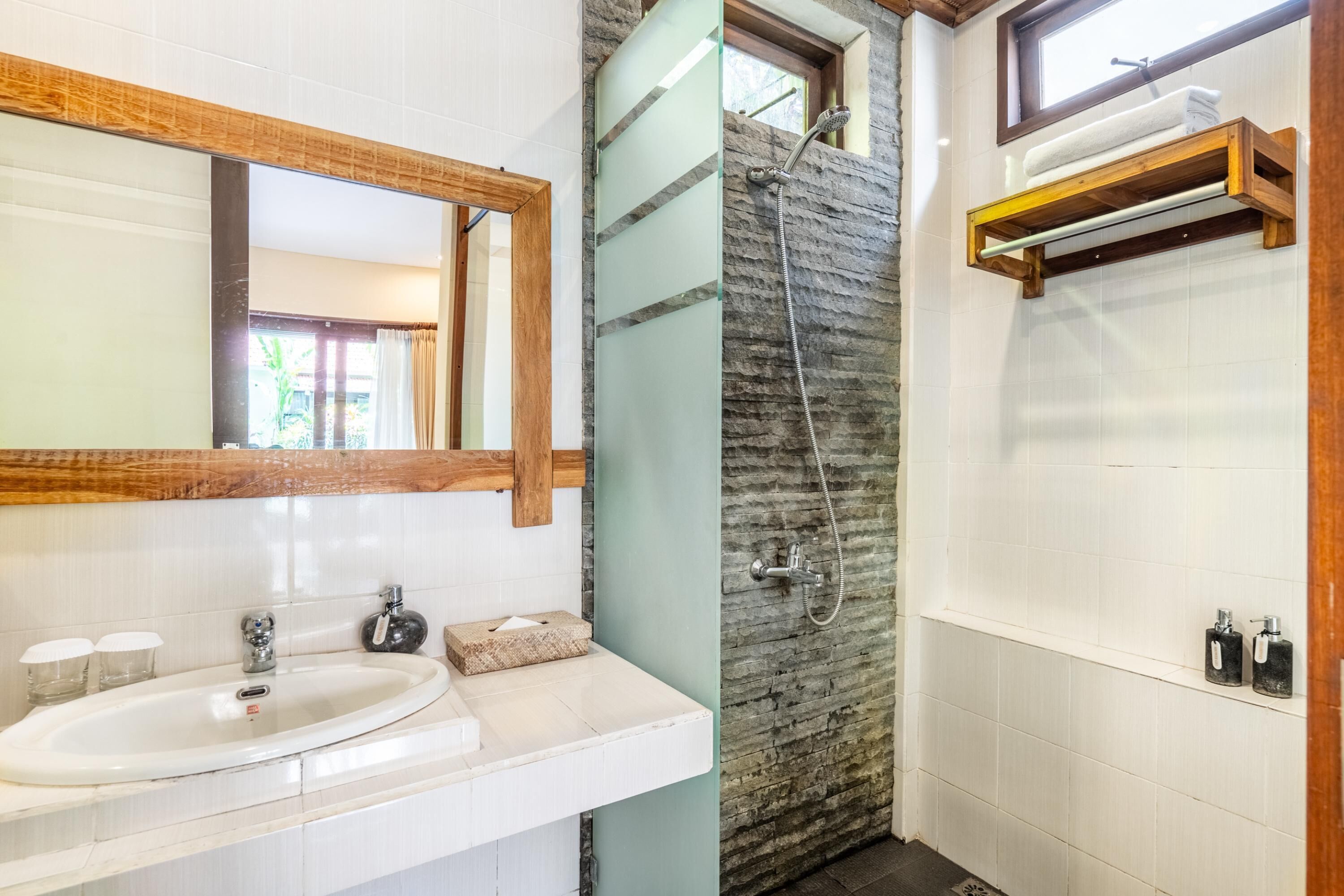 standard double room | bathroom | combined shower/bathtub, free toiletries, hair dryer, bathrobes