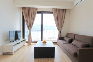 Classic Apartment, 1 Bedroom, Balcony, Sea View | Living area