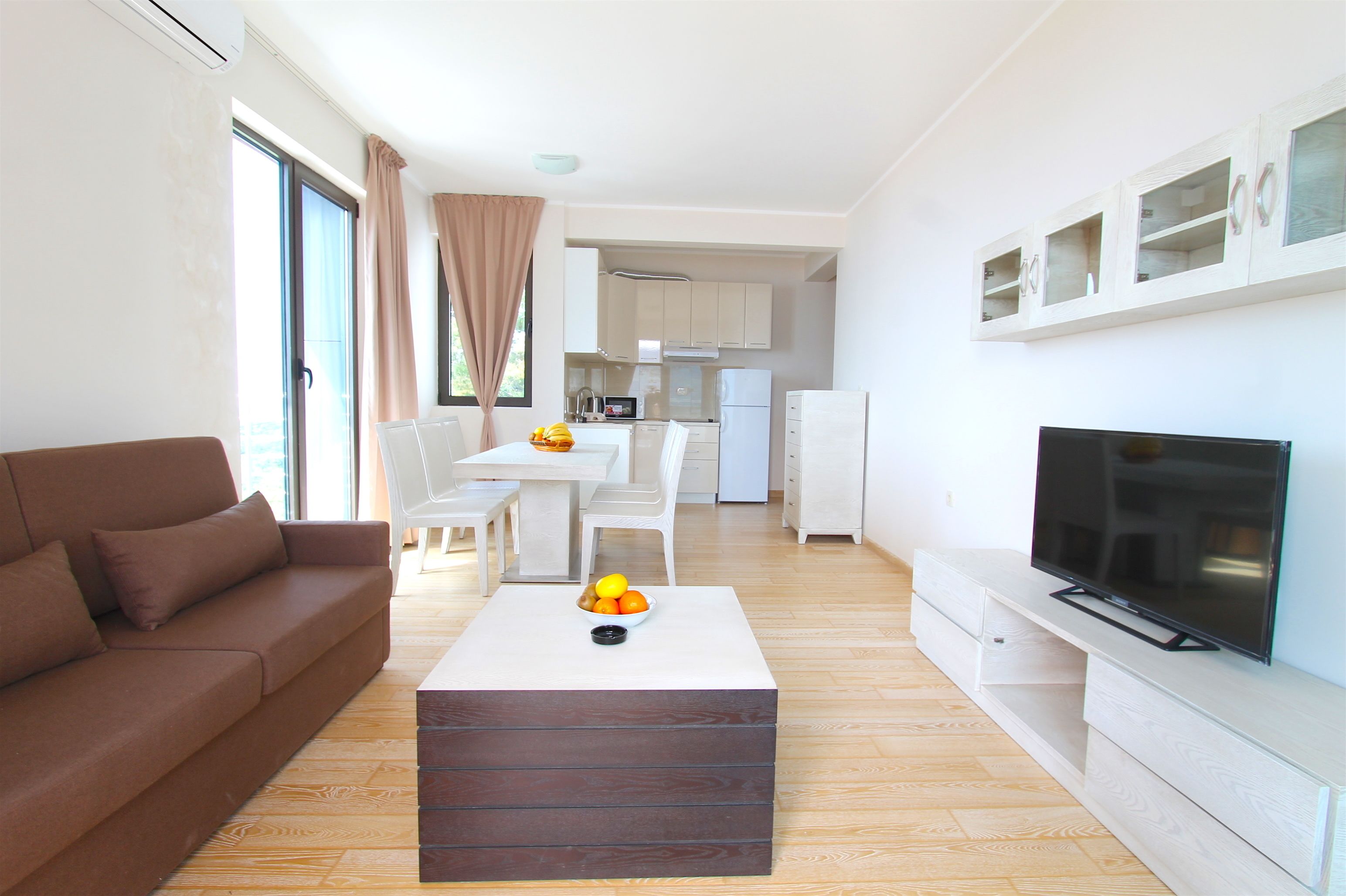 Classic-Apartment, 2 Schlafzimmer, Balkon, Meerblick | Wohnbereich | Flachbildfernseher