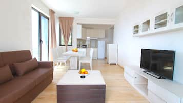 Classic-Apartment, 2 Schlafzimmer, Balkon, Meerblick | Wohnbereich | Flachbildfernseher