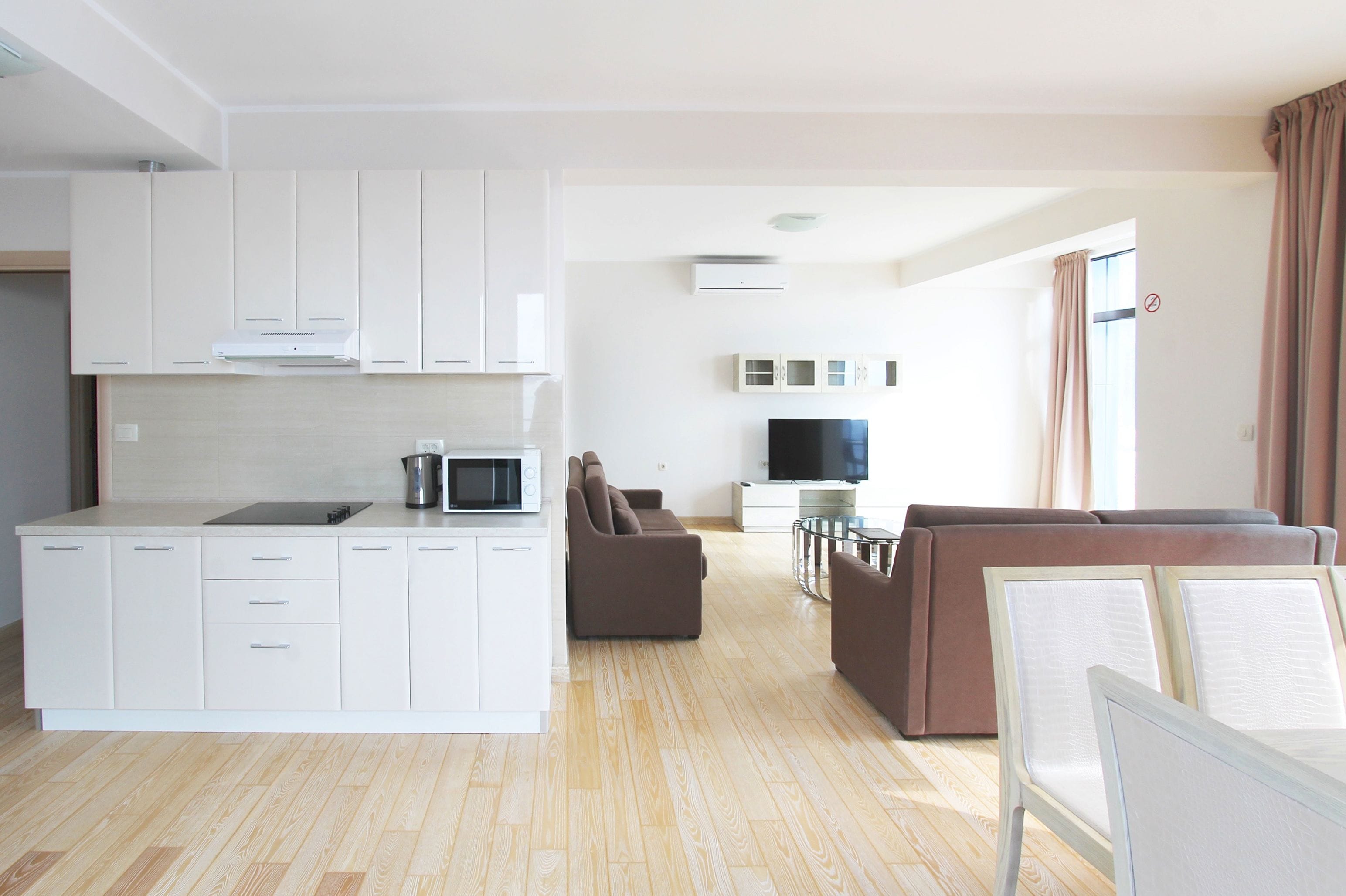 Ein modernes Apartment mit Küche, Wohnbereich und Essplatz.