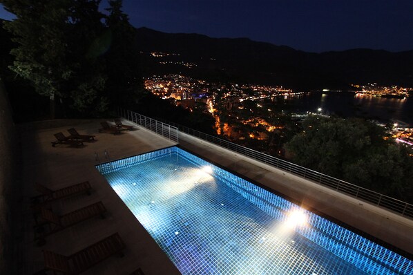 Una piscina al aire libre de temporada