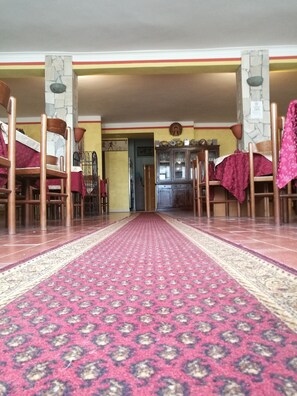 供应早餐、午餐和晚餐，地方菜