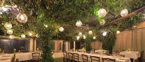 Breakfast and dinner served, local cuisine