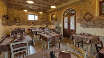 Breakfast and dinner served, local cuisine