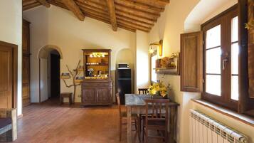 Bữa sáng buffet hàng ngày (10 EUR/mỗi người)