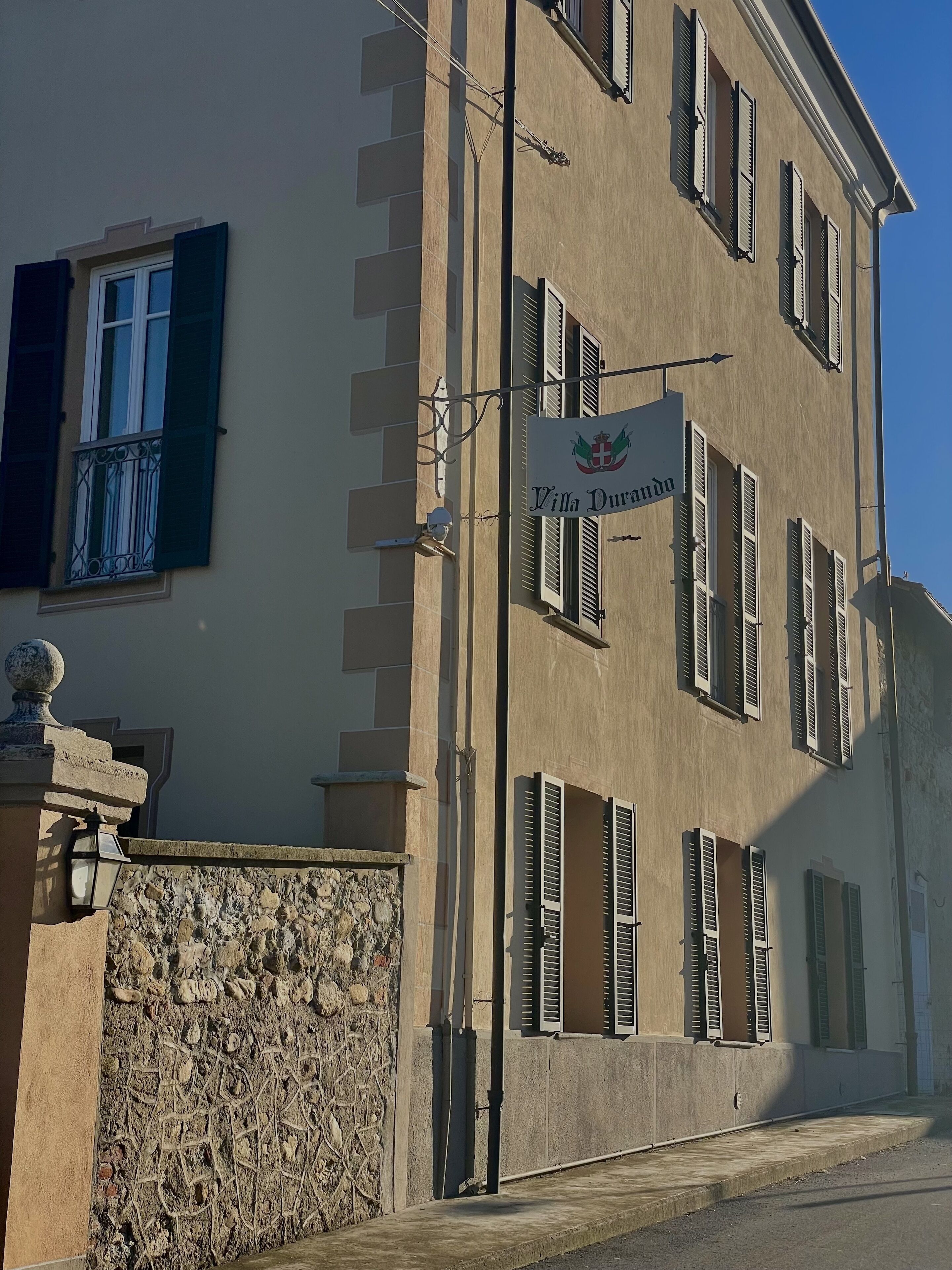 Um edifício com uma placa que diz 'Villa Durando'.
