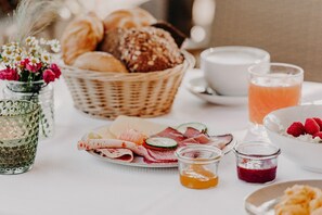 Petit déjeuner buffet (15.50 EUR par personne)