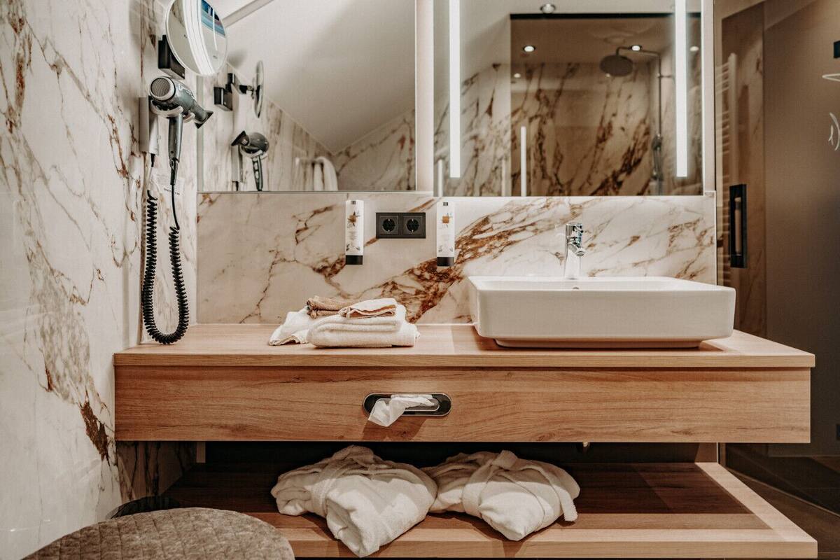 deluxe double room, balcony | hypo-allergenic bedding, minibar, in-room safe, desk