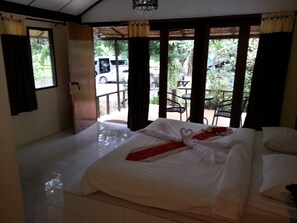 Una habitación de hotel con cama, ventana y vistas al exterior.