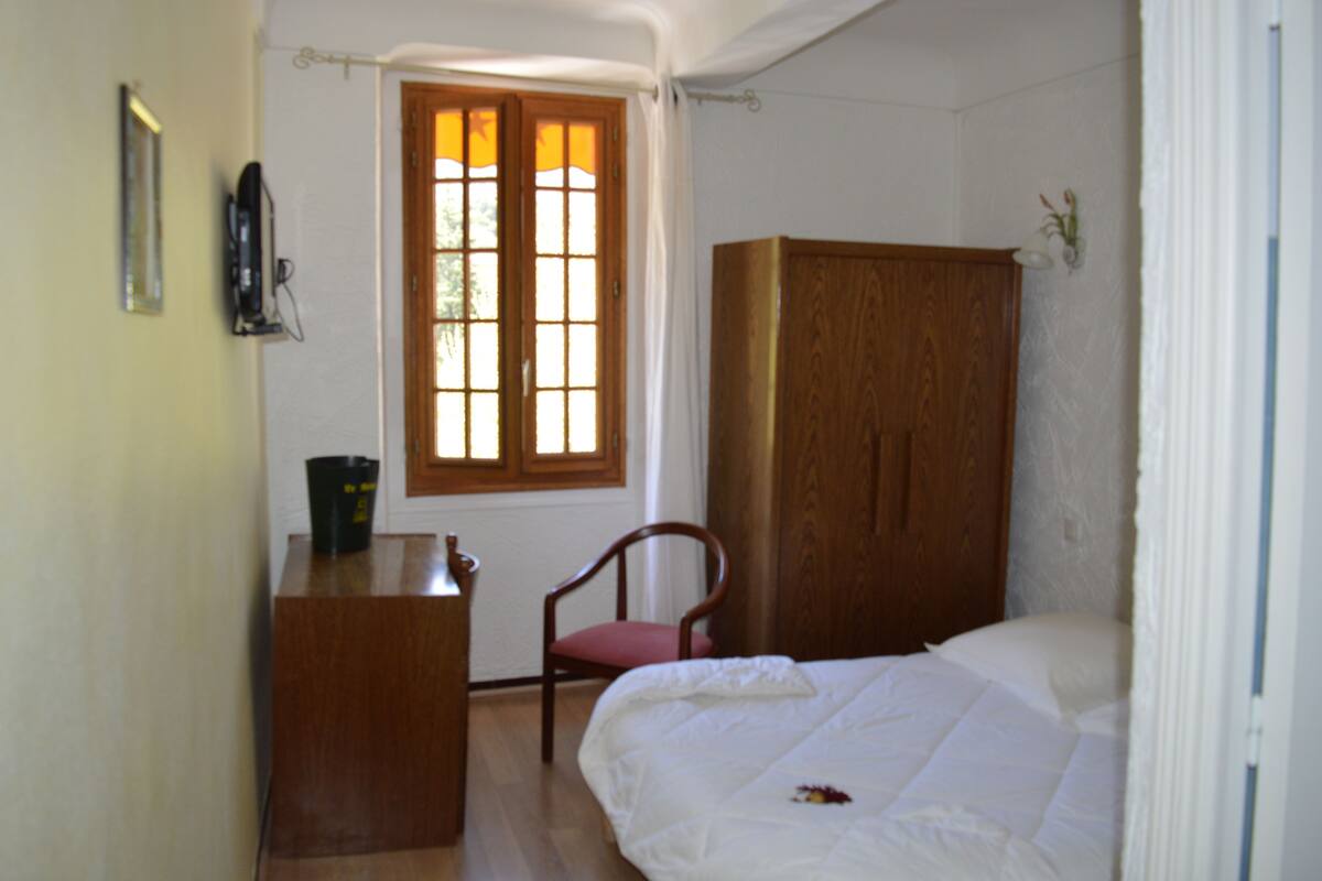 Tweepersoonskamer, uitzicht op meer | Een bureau, een strijkplank/strijkijzer, babybedden, extra bedden